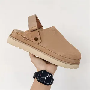 Primo piano di sabot platform da donna in camoscio cammello con cinturino regolabile