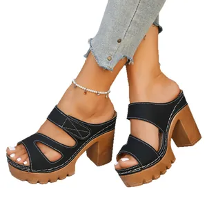 Schicke schwarze Plateausandalen für Damen mit klobigen Absätzen in Holzoptik und Klettverschluss