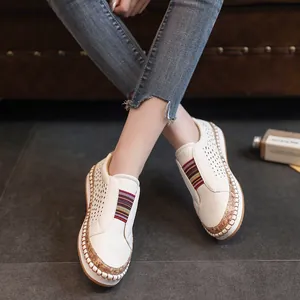 Gros plan de mocassins à plateforme blancs élégants portés par un mannequin