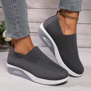 Vue détaillée de chaussures de marche grises en maille avec semelle épaisse à air