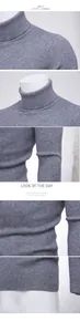 Dettagli ravvicinati del maglione a collo alto grigio a coste da uomo che mostra la trama