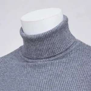 Maglione a dolcevita grigio da uomo in maglia a coste per le stagioni autunno inverno