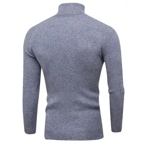 Maglione da uomo grigio a collo alto a costine, vestibilità aderente, vista posteriore