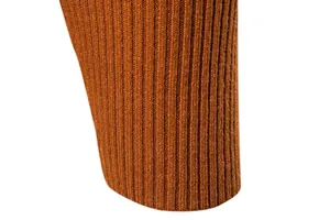 Primo piano dettagliato che mostra la trama a maglia a coste di un maglione da uomo in terracotta