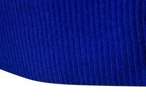 Dettaglio macro del tessuto a maglia a coste blu per un maglione da uomo a maniche lunghe