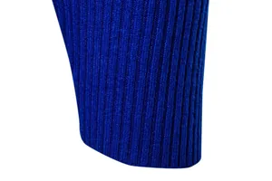 Vista macro dettagliata della trama a maglia a coste blu di un maglione da uomo slim fit