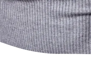 Primo piano macro della trama in maglia a coste grigia di un maglione da uomo slim fit