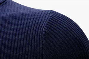 Dettaglio ravvicinato del pregiato tessuto in maglia a coste blu di un maglione