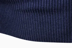 Dettaglio ravvicinato della trama a costine blu scuro di un maglione da uomo aderente