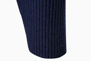 Vista macro della trama dettagliata in maglia a coste blu navy di un maglione da uomo