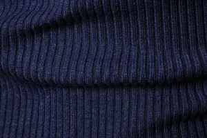 Dettaglio della trama in maglia a coste blu scuro di un maglione a dolcevita da uomo