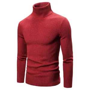 Primo piano di un maglione a dolcevita rosso da uomo con trama a maglia a coste