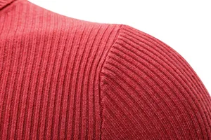 Dettaglio ravvicinato di un maglione a coste rosso con cucitura sulla spalla e trama