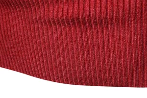 Dettaglio macro della trama in maglia a coste rossa del maglione a lupetto aderente da uomo