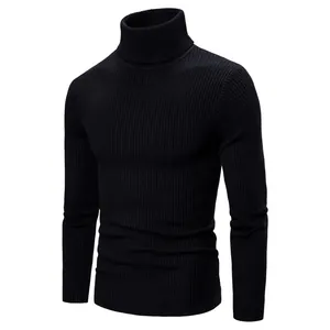 Vista dettagliata di un maglione nero da uomo a collo alto in maglia a coste con vestibilità slim