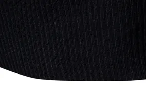 Vista macro che mostra la trama dettagliata della maglia a coste nera per maglione uomo