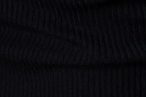Dettaglio macro ad alta risoluzione della trama in maglia a coste nera di un maglione da uomo