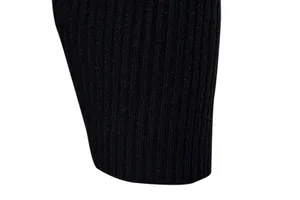 Macro dettaglio del tessuto a maglia a coste nere di un maglione da uomo slim fit