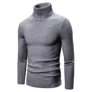 Vista frontale di un classico maglione da uomo a dolcevita in maglia a coste grigio, slim fit.