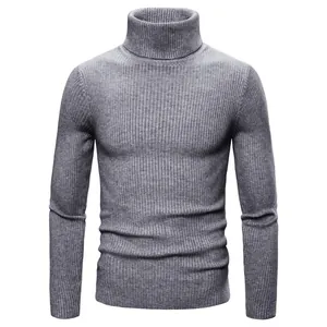 Vista dettagliata di un maglione a collo alto grigio a coste da uomo, vestibilità slim