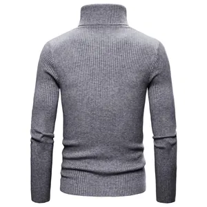 Vista posteriore del maglione grigio a dolcevita da uomo, vestibilità slim a coste