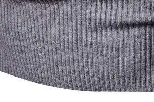 Trama dettagliata del materiale a maglia a coste grigio sul maglione da uomo slim-fit