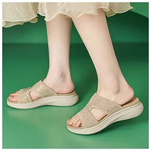 Elegante beige Pantoletten mit Strasssteinen, Keilabsatz und bequemer MD-Plateausohle