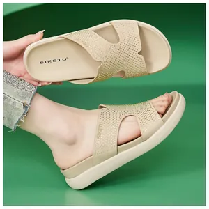 Detalle de sandalias con plataforma para mujer con pedrería brillante y suela antideslizante.