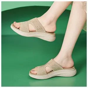 Detailansicht der beigen Plateausandalen mit funkelndem Strass-Fly-Knit-Obermaterial