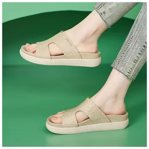 Detalle de las sandalias de cuña para mujer con pedrería y plataforma