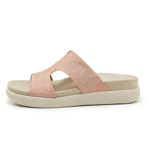Vista lateral profesional de sandalias de plataforma rosas con brillantes pedrería mujer