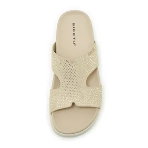 Vista superior de chanclas beige con plataforma, pedrería brillante y logo SIKETU