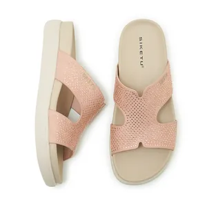 Vista detallada de las sandalias de plataforma rosas con pedrería brillante para mujer.