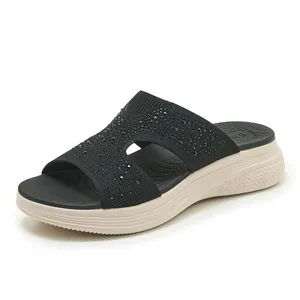 Detailaufnahme der schwarzen Fly-Knit-Sandale mit eleganten, funkelnden Strass-Verzierungen