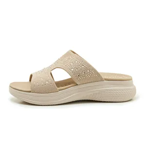 Detaillierte Seitenansicht der beigen Damen-Keilsandalen mit edlen glitzernden Strasssteinen