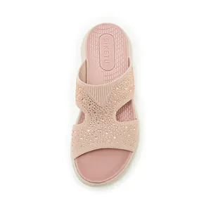 Draufsicht auf pinkfarbene Fly-knit-Pantolette mit funkelndem Straßstein-Besatz