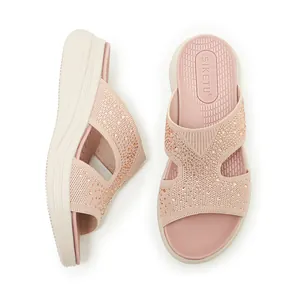 Detailansicht der rosa Fly-Knit Keilsandaletten mit funkelnden Strasssteinen