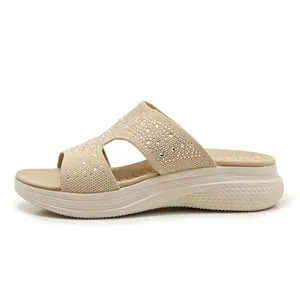 Bequeme beige Keilsandaletten aus Flyknit mit funkelnden Strasssteinen für Damen.