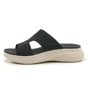 Bequeme schwarze Pantoletten mit Strass und Keilabsatz für Damen mit beiger Sohle
