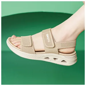 Primo piano dettagliato di sandali platform in maglia beige traspirante con cinturini velcro.