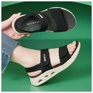Vista dettagliata dei sandali in maglia nera da donna con spessa suola platform beige.