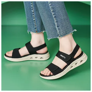 Primo piano dettagliato di sandali in maglia nera traspirante con velcro e suola platform