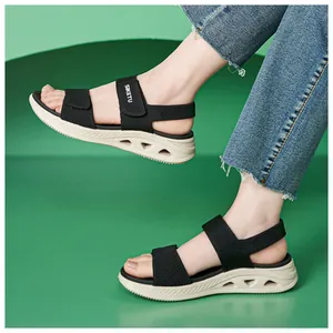 Dettaglio dei sandali neri in tessuto Flyknit con spessa suola bianca in schiuma
