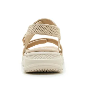 Vista posteriore dei sandali platform beige da donna con rete in maglia e velcro.