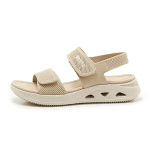 Vista laterale dettagliata dei sandali in mesh beige con suola platform e cinturini velcro