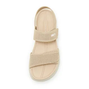 Vista dall'alto di sandali fly-knit beige con cinturini in velcro e suola platform.