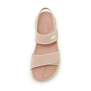 Vista dall'alto di sandali nude in maglia con cinturini in velcro e suola platform