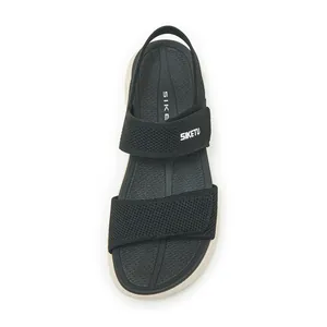 Vista dall'alto dettagliata di sandali platform neri in fly-knit con cinturini velcro.