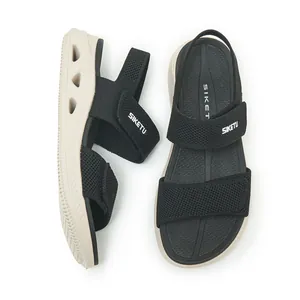 Dettaglio di sandali con zeppa in maglia nera con cinturini a strappo e rete traspirante