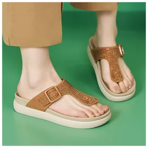 Eleganti sandali infradito marroni con strass e zeppa per donna, suola spessa